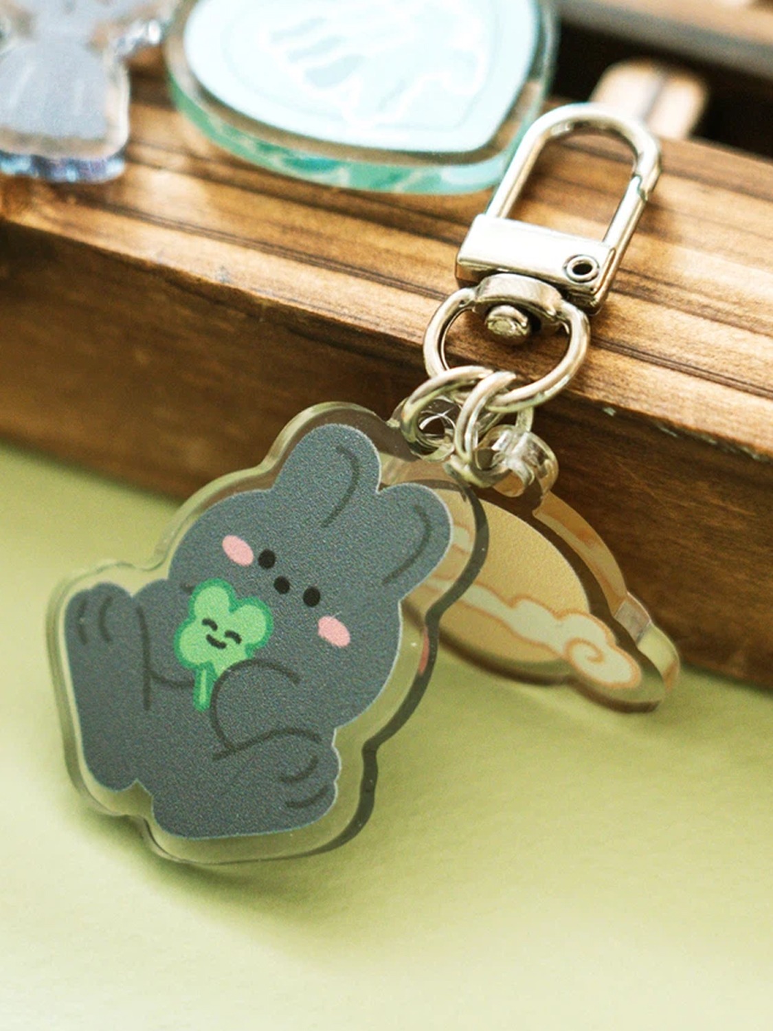 韩国传统亚克力钥匙扣 · 黑兔图案 · 전통 아크릴 키링 · 검정토끼 도안 · Korean Traditional Acrylic Keyring · Black Rabbit Design